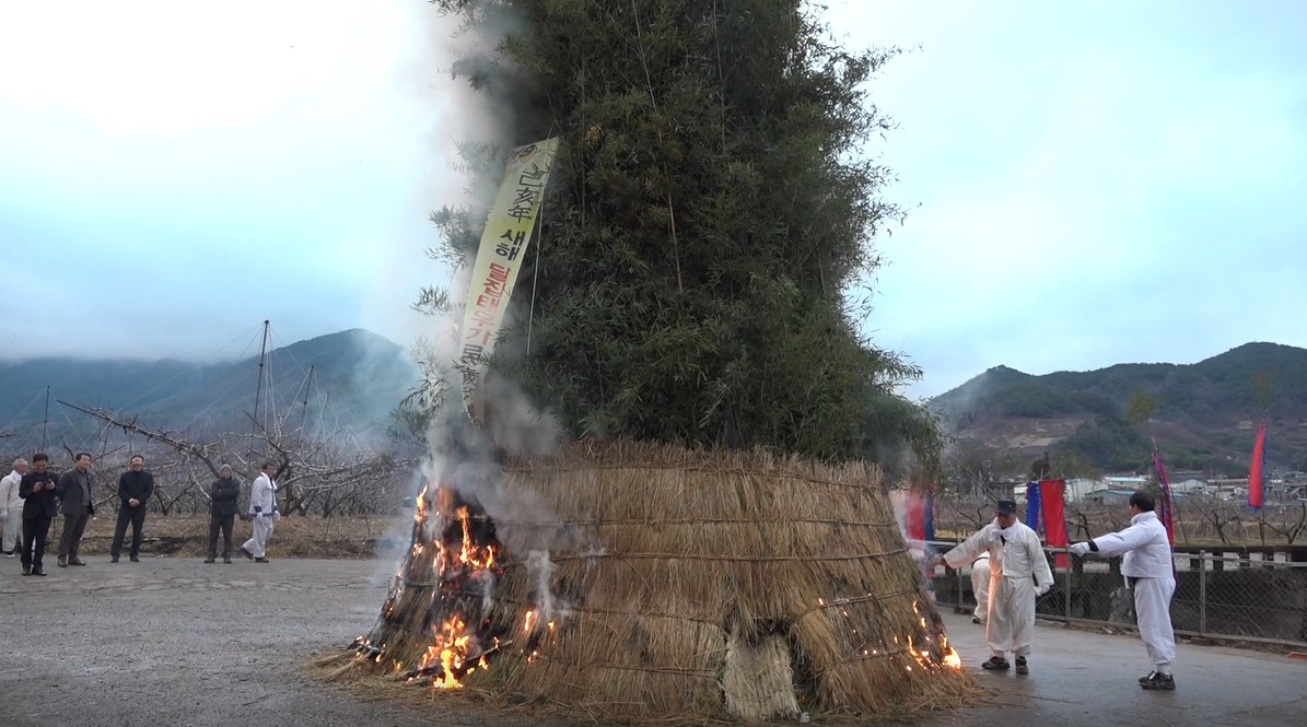   - 시민 모두의 평안과 2023순천만국제정원박람회 성공 기원 -       순천시(시장 노관규)는 오는 5일 정월대보름을 맞아 월등    송천달집태우기(보존회장 김재철)와 주암 구산용수제(보존회장 조연귀) 행사를 개최한다.       도 무형문화재 제24호 송천달집태우기는 대나무와 솔가지를 이용해    만든 달집을 태워 마을의 평안과 풍요로움을 기원하는 민속행사로 오래전부터 전남 동북부지역에서 많이 행해졌으나 현재    지정문화재로는 송천달집태우기만 유일하게 그 명맥을 유지해 오고 있다.       또한 도 무형문화재 제32호인 구산용수제는 물의 기운을 억눌러    화재로부터 마을을 보호하기 위한 세시풍속으로, 전년 용수제 때 땅속에 묻어둔 항아리 물의 양을 보고 점을    치는‘물보기’의식이 매우 흥미롭다.     주목할 점은 두 무형유산 모두 마을 공동체가 하나 되어 각 마을과    가정 그리고 순천시의 평안을 기원하는 행사라는 점이다. 이는 우리 전통무형유산이 단순한 계승의 의미를 넘어 점차 사라져가는    전통적 마을공동체의 역할을 다시금 돌이켜 볼 수 있다는 점에서 의미가 남다르다.       행사는 모두 정월대보름인 5일 오후 내내 진행되는데 프로그램 중    구산용수제의 물보기 의식은 오후 4시 주암면 구산마을에서, 송천달집태우기는 월등면 송산마을에서 오후 5시부터 진행된다.    올해는 특별히 2023순천만국제정원박람회 성공을 염원하는 마음을 담은 퍼포먼스를 진행할 계획으로, 어느 때보다도 더 뜻깊은    공개행사가 될 것으로 기대한다.     순천시 관계자는 “녹록지 않은 환경에서도 소중한 우리의    전통무형유산을 지키기 위해 애쓰고 있는 모든 분들에게 감사를 표하며, 공개행사 개최를 통해 순천시민 모두의 평안과    2023정원박람회의 성공을 기원한다”고 말했다.      