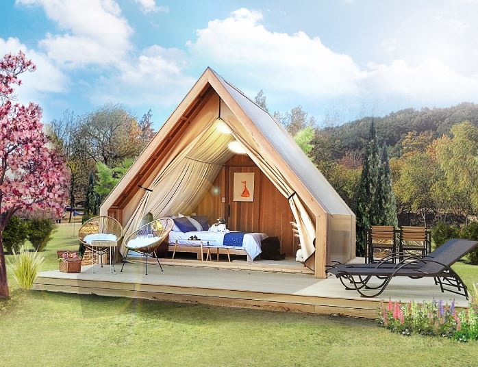   - 코로나19 팬데믹 이후 국내 최장기 국제행사 -   - 우리의 삶 속으로 들어 온 정원, 차별화된 도시 순천 -     생태수도 순천에서 4월 1일부터 개최하는    ‘2023순천만국제정원박람회’가 웰니스 시대를 대표하는 국제행사로 주목받고 있다.       순천시는 2013년에 이어 10년 만에 박람회를 다시 개최하면서    그동안 국내에서 접하지 못했던 다양한 콘텐츠를 준비해 왔다.       (재)순천만국제정원박람회조직위원회 노관규 이사장(순천시장)은 “미래    도시가 나아가야 할 방향을 이번 박람회를 통해 전 세계에 보여주겠다”는 야심찬 포부를 밝혀왔다.       이에 따라 기후위기에 대응한 탄소 제로 실천과 도심으로 들어온 정원    조성을 통해 최고의 힐링과 건강을 선사하는 박람회가 될 것으로 기대를 모으고 있다.       노관규 이사장(순천시장)은 이 같은 박람회의 의미와 방향을 지난    10일, 서울 프레스센터에서 개최한 ‘D-50프레스데이’를 통해 공개한 바 있다.       이날 행사에는 국내외 취재진 70여 명이 참석해 국내외 방송 매체에    대대적으로 보도되기도 했다.       2023정원박람회는 코로나19 팬데믹 이후 치러지는 국내 최장기    국제행사로, 현재 각계각층으로부터 입장권 구매와 기부가 쇄도하고 있다. 특히 새만금 잼버리대회 참가를 위해 들어오는 독일    학생 2천여 명과 태국, 베트남 국민 6천여 명이 이미 박람회 입장을 예약해 놓을 정도다.       이번 박람회를 맞아 순천시는 도심 곳곳을 이 시대 건강 트렌드인    어싱(맨발 걷기)길로 조성해 건강과 행복을 대표하는 치유의 도시로 만들었다.       또한 도심 속 저류지를 정원으로 바꿔낸 ‘오천그린광장’과 차만    다니던 아스팔트 도로를 잔디길로 탈바꿈 시킨 ‘그린아일랜드’를 개막 전 전격 공개해 새로운 광장 문화의 선도 모델로    주목받을 것으로 보고 있다.       이와 함께 정원에서 특별한 하룻밤을 보내는 ‘가든스테이’를 세계에서    처음으로 내놓는다.       국가정원 내 총 35동의 숙박동을 꾸며 지역에서 나는 식재료를    활용해 고급 만찬까지 제공할 계획이다. 뿐만 아니라 정원 안에서 즐기는 특별한 힐링 프로그램까지 준비하고 있어 그야말로    최상의 웰니스를 경험할 수 있을 것으로 기대된다.       노관규 시장은 “웰니스와 메타버스로 대표되는 시대, 도시발전의    새로운 이정표가 필요한 때”라며 “창조적인 도시계획으로 미래형 도시 모델을 만들어 보이겠다”고 강조했다.       2023순천만국제정원박람회는 순천만국가정원과 순천만습지, 도심    일원에서 4월 1일부터 10월 31일까지 7개월 동안 개최된다.      