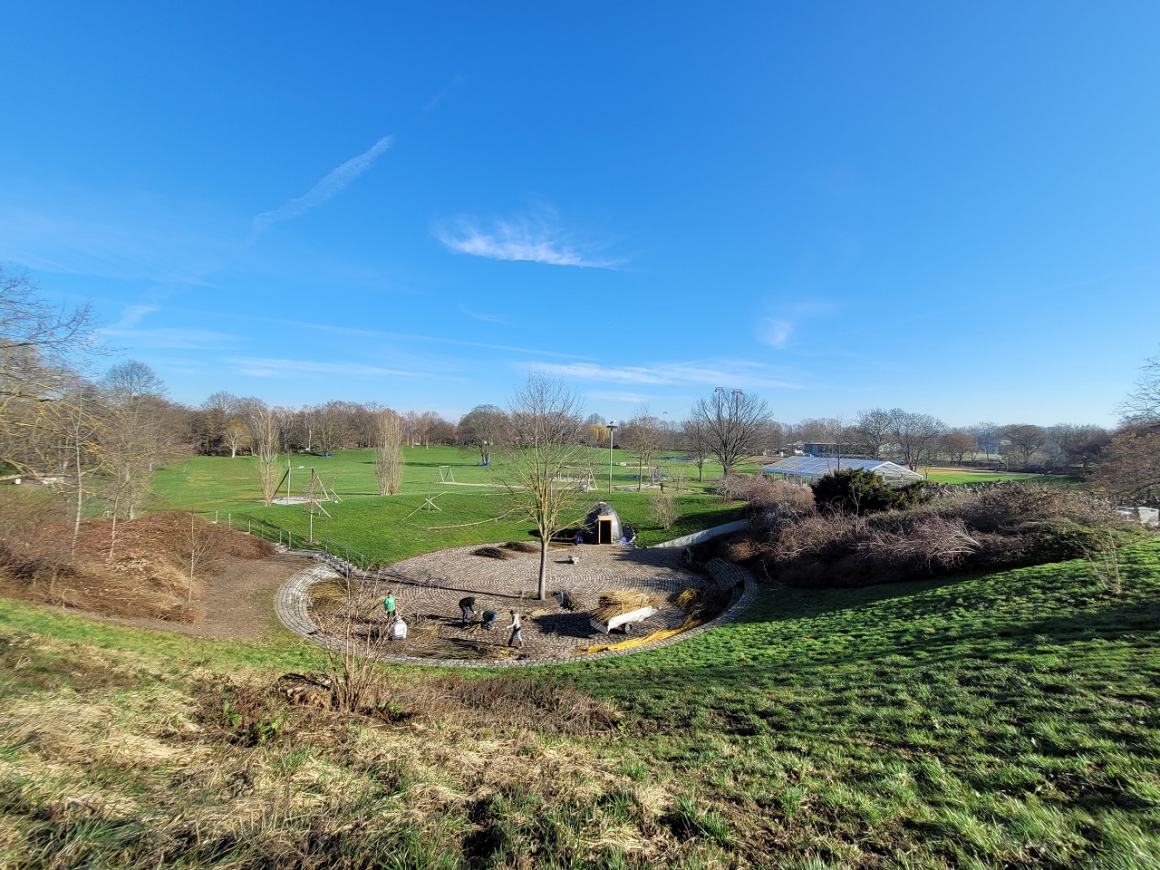   - 2023년 4월, 순천시와 동시에 정원박람회를 개최하는 만하임    방문 -   - 선진 정원도시에서 배운 것과 순천 고유함 결합, '역수출'하는    박람회 될 것 -   - 철새도 신뢰하는 도시(만하임+순천시), 정원박람회로 생태건강성    확대 -     지구 반대편에 순천시와 꼭 닮은 도시가 있다. 인구 31만명,    라인강과 네카르강이 만나는 곳에 위치한 친수도시 '만하임'이다. 만하임시는 1975년에 이어 두 번째로    ‘2023독일연방정원박람회(이하 BUGA23)’를 개최하여 개최기간은 물론 박람회장의 도심 확장전략 등    ‘2023순천만국제정원박람회’와 유사점이 많다.       순천시(시장 노관규)와 박람회 조직위가 지난 슈투트가르트,    프라이부르크에 방문에 이어 세 번째 견학지로 선택한 이유이다.       순천시에 따르면 이번 방문은 4월 1일 2023순천만국제정원박람회    개최에 앞서 BUGA23의 준비상황을 견학하고, 상호 홍보와 교류를 강화하기 위해 추진됐다. 독일은 격년마다 한 도시를    선정하여 연방정원박람회를 개최해왔는데, 그 역사만 150년 이상으로 유서가 매우 깊다. 영국의 '첼시플라워 쇼', 프랑스의    '쇼몽가든페스티벌' 과 함께 세계 3대 정원박람회로 꼽힌다.       노관규 시장은 만하임 정원박람회 관계자(도시공원 관리이사)를 만나    양 박람회 간 협력을 다지는 동시에, 150년의 역사를 지닌 BUGA의 경험과 노하우를 배우고 박람회장 조성 상황을    살펴보는 시간을 가졌다.       박람회 관계자는 “BUGA23 정원박람회는 8년 전에 박람회 유치가    결정됐고, 6년 동안 준비하고 있다. 박람회장은 1975년에 조성된 정원(루이젠파크)을 리뉴얼하고, 강 건너 군사부지에    전세계적 관심사인        박람회장을 둘러본 노관규 시장은 “비슷한 시기에 개막하는데 우리와    유사점이 굉장히 많은 곳이다. 새들을 위한 동물원, 양봉(꿀벌보호)과 결합한 정원, 승마를 즐길 수 있는 체험시설 등이    굉장히 흥미롭다”며, “독일 정원박람회는 개막식에 대통령이 참석한다. 그만큼 국가와 시민들이 정원에 관심이 높고,    6년이라는 긴 시간을 들여 완성도를 높인다. 박람회 이후 관리하기 쉬운 공원으로 전환해 시민에게 돌려주는 도시계획 방식은    우리도 배워야 한다.”고 밝혔다.       한편, 노관규 시장은 만하임 박람회장에 천연기념물 황새가 날아다니는    것에 주목했다. 1983년도에 한 쌍의 황새가 처음 와서 지금은 24쌍까지 늘고, 80마리의 새끼를 낳았다는 관계자의    설명을 듣고 큰 관심을 드러냈다. 이어 “순천도 천연기념물 흑두루미가 순천만에 날아들고, 멸종위기종 노랑부리저어새는    도심(오천그린광장)에서 최근 발견됐다”면서, “새가 도시를 신뢰한 것이다. 앞으로 미래도시는 이렇게 생태건강성을 점차    확대해야 한다”고 밝혔다.       아울러 노 시장은 “정원박람회를 통해 도시의 판을 바꾼 만하임처럼,    독일의 선진 정원도시에서 배운 것들을 순천의 고유한 콘텐츠와 잘 결합하겠다. 언젠가 우리의 정원 콘텐츠와 생태철학을 다시    「역수출」할 수 있는 일류순천을 만들겠다”는 포부를 드러내기도 했다.       4일 차에는 라인강변 도로를 지하화하고 수변 녹지공간으로 재탄생시켜    시민들에게 가장 각광받고 있는 뒤셀도르프를 방문하여 순천의 그린아일랜드, 오천그린광장과 접목방안을 찾을 계획이다.     