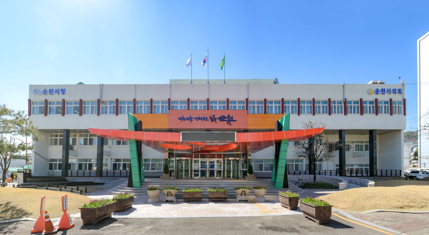   순천시, 지역 전략산업 맞춤형 공공기관 유치 추진- 전남·광주 행정통합 대비, 지역 특화산업 연계 전략적 분산 배치 모델 제시- 5대 분야 14개 핵심과제 확정, 「혁신도시법」개정 건의 등 제도 마련 주력 순천시가 전남·광주특별시 출범과 공공기관 2차 이전을 앞두고, 지역산업 생태계와 직결되는 맞춤형 공공기관 유치에 나섰다. 단순한 지역균형과 기관 분산이 아닌 순천의 미래 성장 산업과 맞물려 있는 공공기관을 선별‧선제적으로 유치해 지역 발전의 새 전기를 마련한다는 목표다. ■ 단순 배분을 넘어 산업 밀착형 공공기관 유치 전략시는 1차 공공기관 이전의 균형발전 가치를 계승·발전시켜 지역의 산업 생태계에 직접 녹아드는 ‘지역 특화산업 연계 맞춤형 재배치’를 핵심 전략으로 내세웠다. 기관과 지역 산업이 맞물릴 때 정주 여건 개선과 인구 유입, 경제 활성화라는 선순환 구조가 완성될 수 있다는 판단에서다. 특히, 시는 공공기관 이전을 단순한 수량 확보가 아닌 ‘기능적 융합’의 기회로 삼아, 전남·광주통합 시대에 부합하는 남해안권 중심 도시로서의 위상을 공고히 할 계획이다. ■ 5대 분야 14개 핵심과제 선정, 유치 명분 확보지역 산업과 연결된 주요 공공기관 유치를 목표로 순천시는 자체 용역과 부서별 대응 보고를 종합해 5대 분야(반도체, 문화, 우주, 바이오, 치유) 14개 핵심과제를 선정했다. 14개 과제는 공공기관 이전 11개와 신설 2개, 제도개선 1개로 구성됐다. 먼저 유치 목표 공공기관으로반도체 및 수자원 분야에 ▲한국산업기술진흥원 ▲한국전자기술연구원(분원) ▲한국수자원공사를 선정했으며, 문화콘텐츠 분야는 ▲문화체육관광부 ▲한국콘텐츠진흥원(분원) ▲한국디자인진흥원 ▲한국공예문화디자인진흥원을 선정했다. 그린바이오 분야는 ▲농협중앙회 ▲한국식품산업클러스터진흥원 ▲한국어촌어항공단을 유치할 계획이며, 치유분야 핵심 공공기관으로는 한국마사회를 유치한다. 이를 위해 시는 마사회가 지녔던 기존 사행성 이미지를 탈피해, 영국 사우스웰·프랑스 샹타이숲 사례처럼 순천의 생태·치유와 결합한 ‘생태·치유형 선진 레저 모델’로의 패러다임 전환을 제안할 계획이다. 공공기관 신설도 건의한다. 우주항공 분야로는 우주항공산업진흥원 신설을 요청하고, 5대 분야와 별개로 남부권 신산업을 육성하고 컨트롤타워 역할을 수행할 남부권신산업수도개발청 신설을 건의할 방침이다. 제도개선 과제로는 혁신도시 외 지역으로 공공기관 이전이 가능하도록 「혁신도시법」 개정을 건의할 예정이다. 이는 현행 이전 원칙이 지역 전략산업과 연계된 공공기관 배치에 제약이 될 수 있어, 행정통합 지역에 한해 입지 자율성을 확보해 전략적인 유치 기반을 마련한다는 방침이다. 시 관계자는 “공공기관 유치는 순천의 전략사업과 맞물려 지역 경쟁력을 높여줄 중대한 과제”라며, “정부의 정책 방향을 면밀히 주시하는 한편 유치 명분을 강화하고 무엇보다 공공기관 임직원들이 실제로 거주하고 싶은 정주환경을 조성해 성공적인 유치를 이끌어내겠다”고 말했다.   