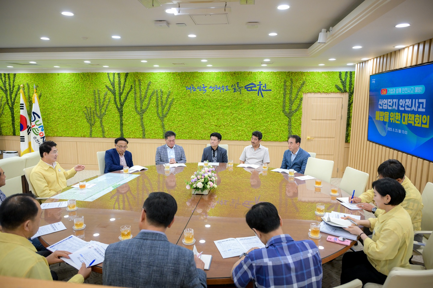 25일 순천시청 회의실에서 노관규 시장을 비롯한 산업단지 관계자들이 모여 재해 예방을 위한 관계기관 대책회의를 개최했다.jpg 이미지입니다.