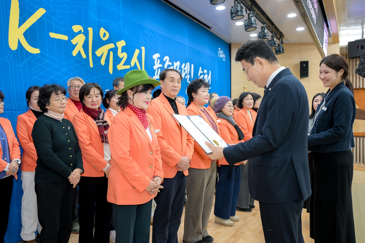 2 노관규 순천시장이 지난 29일 시청 대회의실에서 순천시 해설사에게 위촉장을 전달하고 있다.jpg 이미지입니다.