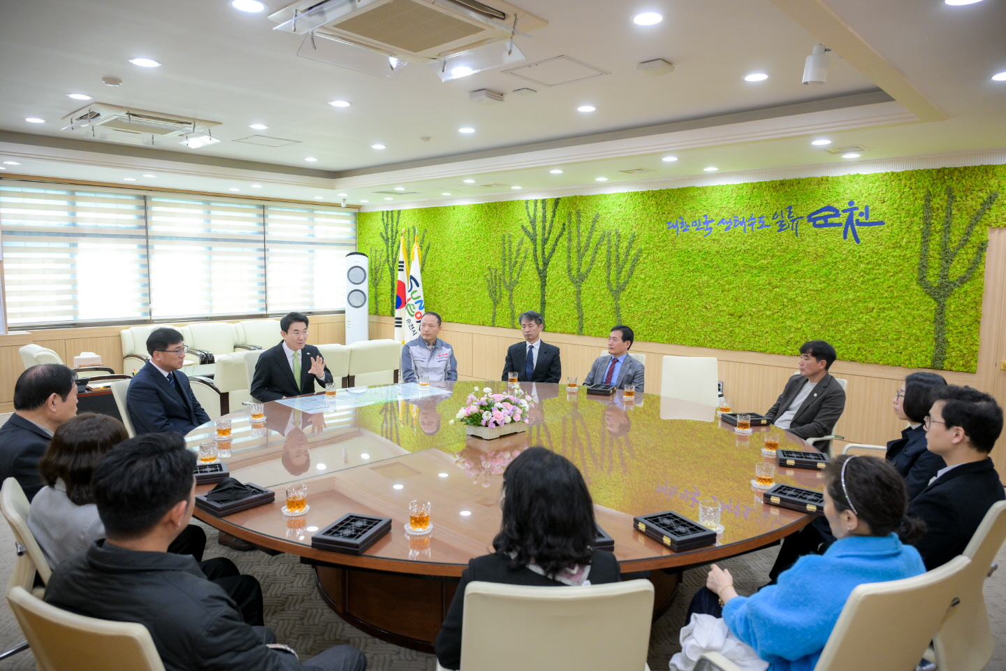 1 지방세 유공납세자에게 인증패를 수여하고 차담을 나누고 있다.jpg 이미지입니다.