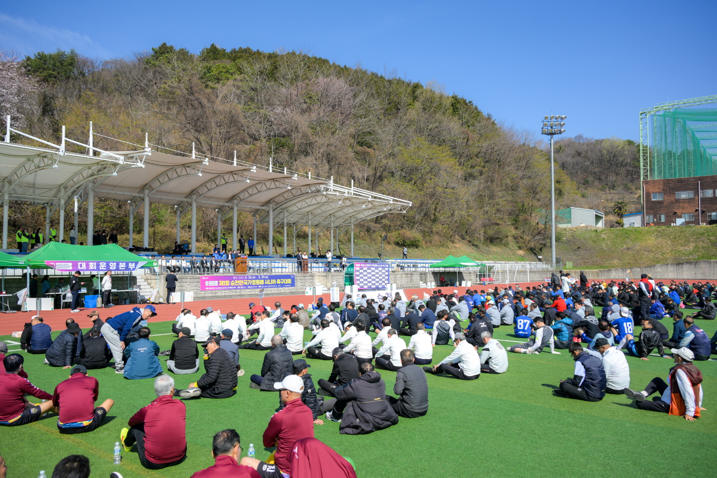 4 지난 28일 팔마보조경기장에서 열린 제1회 순천만국가정원배 시니어 축구대회에서 선수들이 개회식을 진행하고 있다.jpg 이미지입니다.