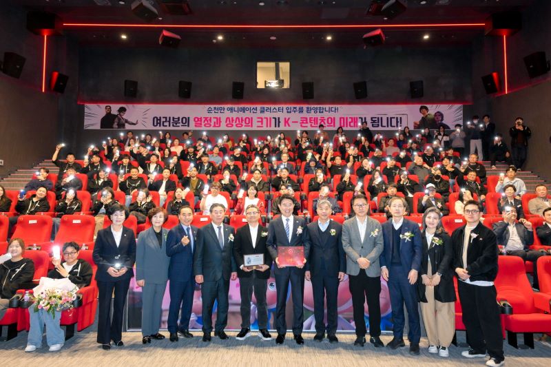 31일 순천만국가정원에서 열린 순천만 애니메이션 클러스터 열림식에서 순천시 관계자, 로커스, 여수MBC 임직원들이 단체 기념촬영을 하고 있다.jpg 이미지입니다.